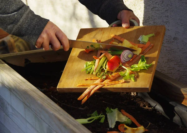 Reciclaje de residuos de cocina en composter — Foto de Stock