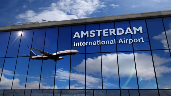 Vliegtuiglanding op Amsterdam gespiegeld in terminal — Stockfoto