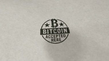 Bitcoin burada kabul edildi pul ve el damgası çarpışma animasyonu. Kripto para birimi madenciliği, engelleme zinciri, siber finans ve sanal para ödemesi..