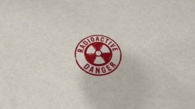 Radyoaktif tehlike sembolü döngüye alınabilir ve kusursuz animasyon. El damgası darbesi. Atomik enerji uyarısı, radyasyon uyarısı ve nükleer güç tehlikesi 3D döngü kavramı.