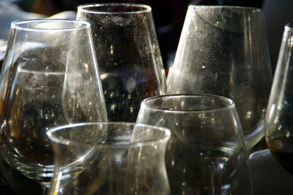 Brudne szklane kieliszki do wina — Zdjęcie stockowe