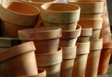 Gün ışığında kil çömlekler