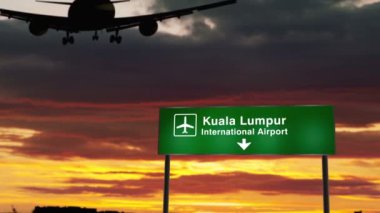 Uçak silueti Kuala Lumpur, Malezya 'ya iniyor. Havaalanı yön tabelasıyla ve arka planda gün batımıyla şehre vardık. Trip ve ulaşım konsepti 3D animasyon.