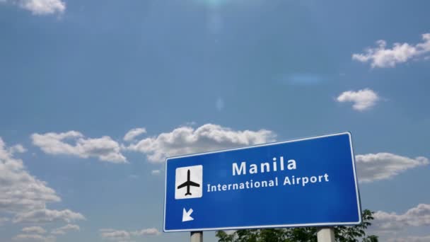 フィリピンのマニラにジェット飛行機の着陸 空港の方向標識付きの都市到着 ビジネス 交通の概念 3Dレンダリングアニメーション — ストック動画