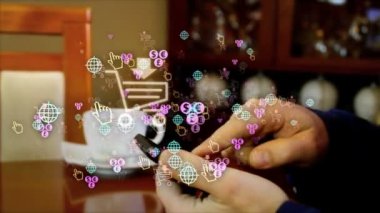 Çevrimiçi alışveriş, dijital iş, cep telefonu mağazası ve akıllı telefon çevresindeki siber ticaret. Cep telefonu ve parmaklarının üzerinde uçan simgeler ve simgeler.