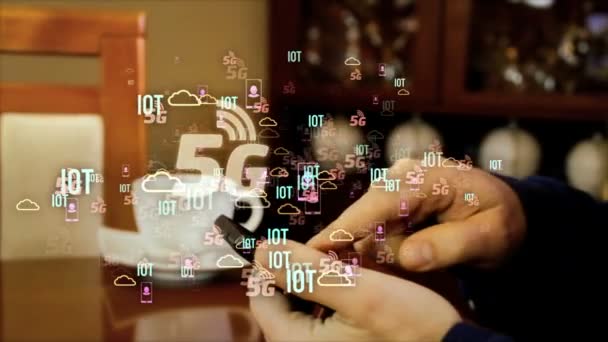 5G移动通信 Iot 数据传输和数字无线网络符号围绕智能手机的手 从手机和手指上飞过的图标 — 图库视频影像