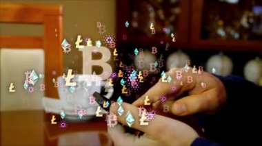 Bitcoin, ethereum, cardano ve litekoin kripto para birimi madencilik sembolleri ellerinde. Cep telefonu ve parmaklar üzerinde uçan simgeler.