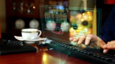 HTML5 hologram ekran ile bilgisayar klavyesinde yazan adam. programlama dili, yazılım ve internet teknolojisi kavramı. Hareket eden kamera görüntüsü. Ev ofisinden uzak çalışma.