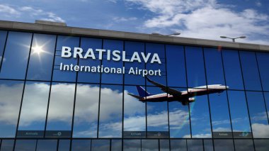 Bratislava, Slovakya 'ya iniş yapan bir jet uçağı. Cam havaalanı terminali ve uçağın yansıması ile şehre varış. Seyahat, iş, turizm ve ulaşım kavramı.