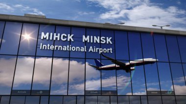 Beyaz Rusya, Minsk 'e iniş yapan bir jet uçağı. Cam havaalanı terminali ve uçağın yansıması ile şehre varış. Seyahat, iş, turizm ve ulaşım kavramı.