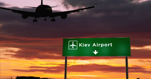 Silueta Letadla Přistávající Kyjevě Ukrajině Město Příjezd Letištním Ukazatelem Směru — Stock fotografie