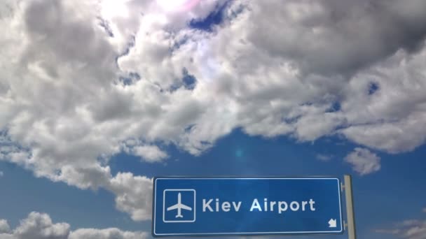 Jet Uçağı Kiev Ukrayna Iniyor Havaalanı Istikameti Işaretli Şehir Gelişi — Stok video