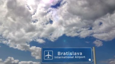 Jet uçağı Bratislava, Slovakya 'ya iniyor. Havaalanı istikameti işaretli şehir gelişi. Seyahat, iş, turizm ve ulaşım konsepti. 3B canlandırma canlandırması.