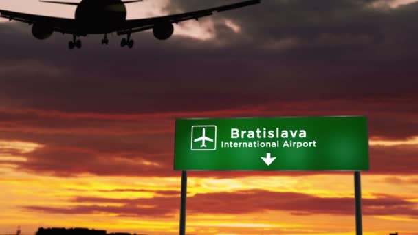 Bratislava Slovakya Uçak Silueti Iniyor Havaalanı Yön Tabelasıyla Arka Planda — Stok video