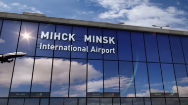 Beyaz Rusya, Minsk 'e iniş yapan bir jet uçağı canlandırma yapıyor. Cam havaalanı terminali ve uçağın yansıması ile şehre varış. Seyahat, iş, turizm ve ulaşım kavramı.