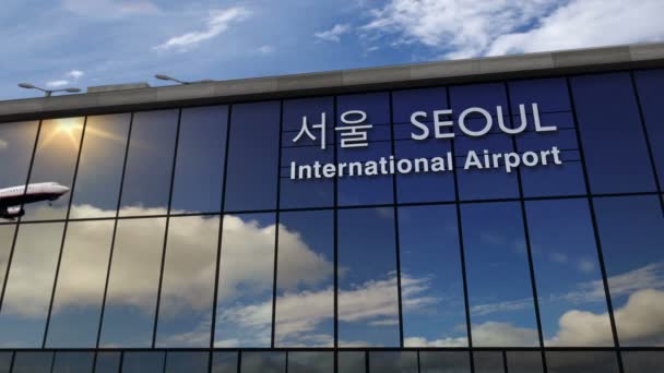 喷气式飞机在首尔着陆 韩国3D渲染动画 带着玻璃机场候机楼和飞机的倒影到达城市 旅游和运输概念 — 图库视频影像