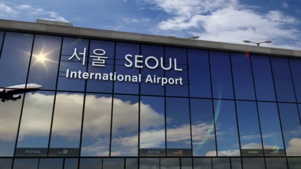 ソウル 韓国3Dレンダリングアニメーションでジェット航空機の着陸 ガラス空港ターミナルと飛行機の反射で街に到着します ビジネス 交通の概念 — ストック動画