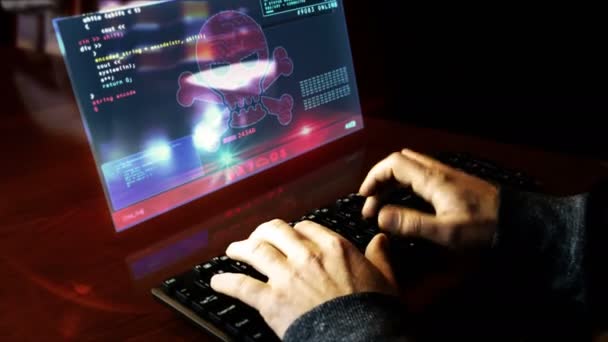 Χάκερ Πληκτρολογεί Στο Πληκτρολόγιο Και Σπάει Την Ασφάλεια Του Υπολογιστή — Αρχείο Βίντεο