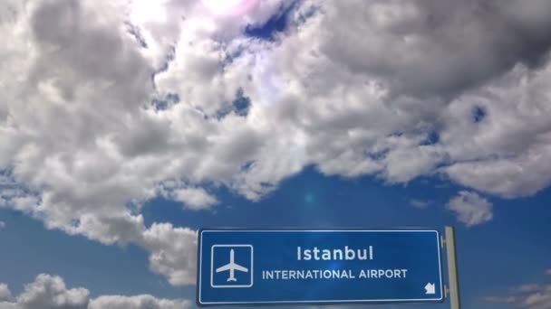 Avión Reacción Aterrizando Estambul Turquía Llegada Ciudad Con Señal Dirección — Vídeo de stock