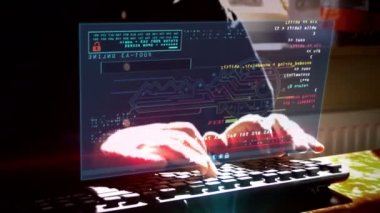 Hacker bilgisayar ağına sızdı. Kamera hud ekran ve klavye çalan adam etrafında hareket eder. Siber saldırı, suç, korsanlık, dijital güvenlik ve özel veri hırsızlığı fütüristik kavram.