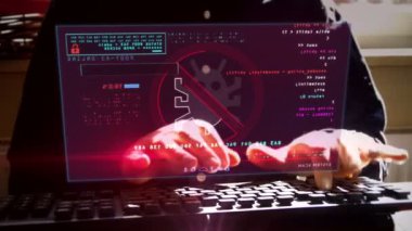 Virüs alarmı tespit etti. Kamera hud ekran ve klavye çalan adam etrafında hareket eder. Ekranda solucan sembolü olan siber güvenlik ihlali uyarısı. Sistem koruma fütüristik kavramı.