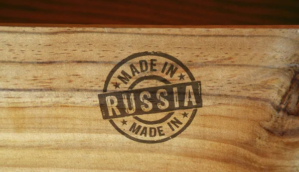 俄罗斯制造的邮票印在木箱上 制造和生产国家概念 — 图库照片