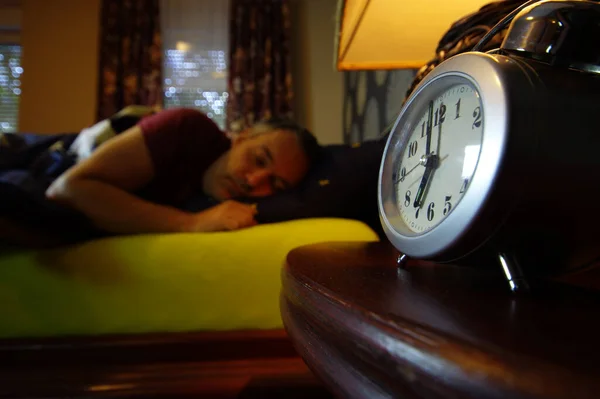 Mañana Despierta Dormitorio Hombre Apaga Alarma Hora Del Reloj Temprano —  Fotos de Stock