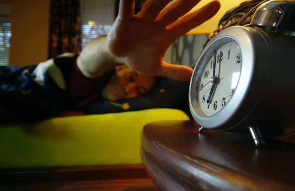 Manhã Acorda Quarto Homem Desliga Alarme Hora Relógio Início Dia — Fotografia de Stock