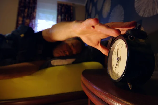 Sabah Yatak Odasında Uyanıyorum Adam Alarmı Kapatıyor Günün Başlangıcında Saat — Stok fotoğraf