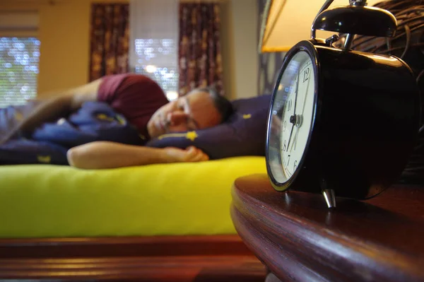 Manhã Acorda Quarto Homem Desliga Alarme Hora Relógio Início Dia — Fotografia de Stock