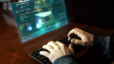 Bilgisayar korsanı klavyede daktilo ve sanal ekranda Bitcoin madenciliği yapıyor. Dijital şifreli para, siber para ve dijital bankacılık kavramı. El sıkışma kamerası.
