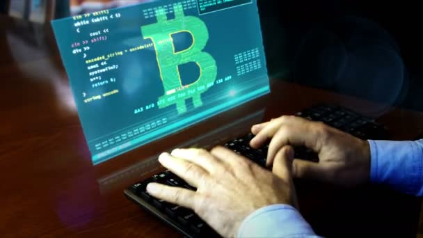 Hacker Escribiendo Teclado Minería Bitcoin Pantalla Del Holograma Escritorio Moneda — Vídeo de stock