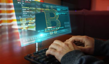 Bilgisayar korsanı klavyede daktilo ve sanal ekranda Bitcoin madenciliği yapıyor. Dijital şifreli para, siber para ve dijital bankacılık kavramı.