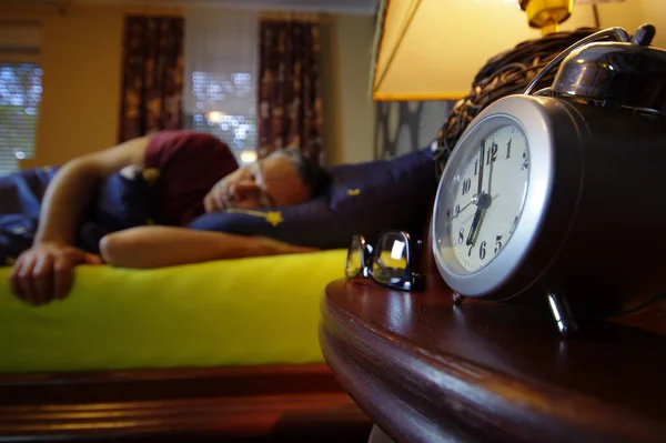 Mañana Despierta Dormitorio Hombre Duerme Hora Del Reloj Temprano Comienzo —  Fotos de Stock