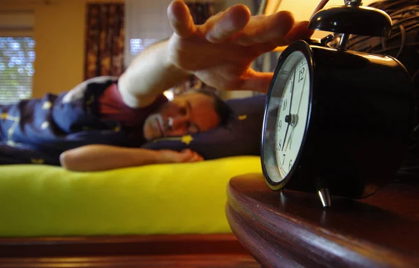 Manhã Acorda Quarto Homem Dorme Desliga Alarme Com Mão Hora — Fotografia de Stock