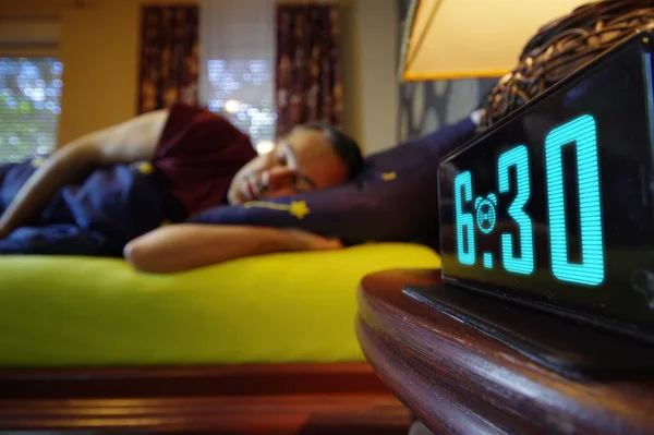 Πρωινό Ξύπνημα Στην Κρεβατοκάμαρα Άνθρωπος Κοιμάται Νωρίς Ρολόι Στην Αρχή — Φωτογραφία Αρχείου