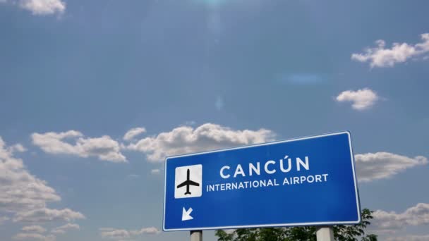 メキシコのカンクン カンクン にジェット飛行機の着陸 空港の方向標識付きの都市到着 ビジネス 交通の概念 3Dレンダリングアニメーション — ストック動画