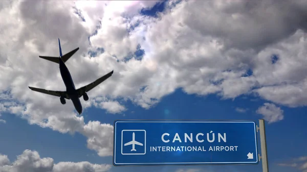 Meksika, Cancun 'a iniş yapan bir jet uçağı. Cam havaalanı terminali ve uçağın yansıması ile şehre varış. Seyahat, iş, turizm ve ulaşım kavramı.
