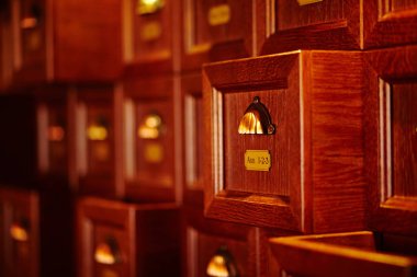 Antika ahşap çekmece