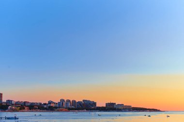 Gün batımında deniz büyük şehir