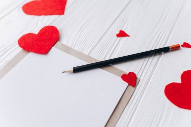 Sevgililer günü. kırmızı mektup hediye seviyorum kalp keçe