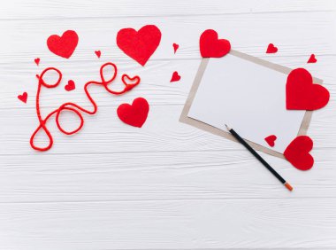 Sevgililer günü. kırmızı mektup hediye seviyorum kalp keçe