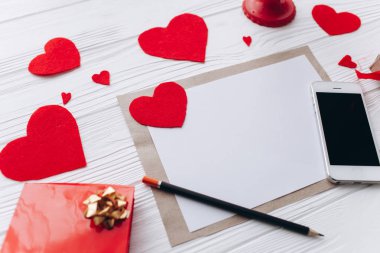 Sevgililer günü. kırmızı mektup hediye seviyorum kalp keçe