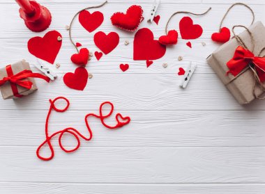 Sevgililer günü. Kırmızı keçe kalp örgütlenmeyi