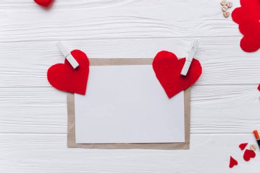 Sevgililer günü. kırmızı mektup hediye seviyorum kalp keçe