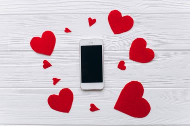 Sevgililer günü. Kırmızı keçe kalp örgütlenmeyi telefon