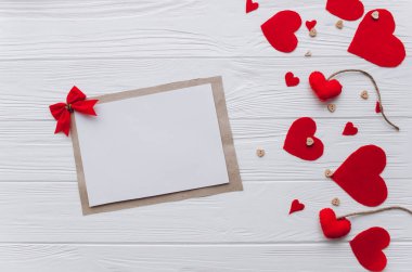 Sevgililer günü. kırmızı mektup hediye seviyorum kalp keçe