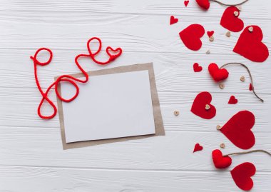 Sevgililer günü. kırmızı mektup hediye seviyorum kalp keçe