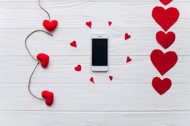 Sevgililer günü. Kırmızı keçe kalp örgütlenmeyi telefon