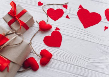 Sevgililer günü. Kırmızı keçe kalp örgütlenmeyi